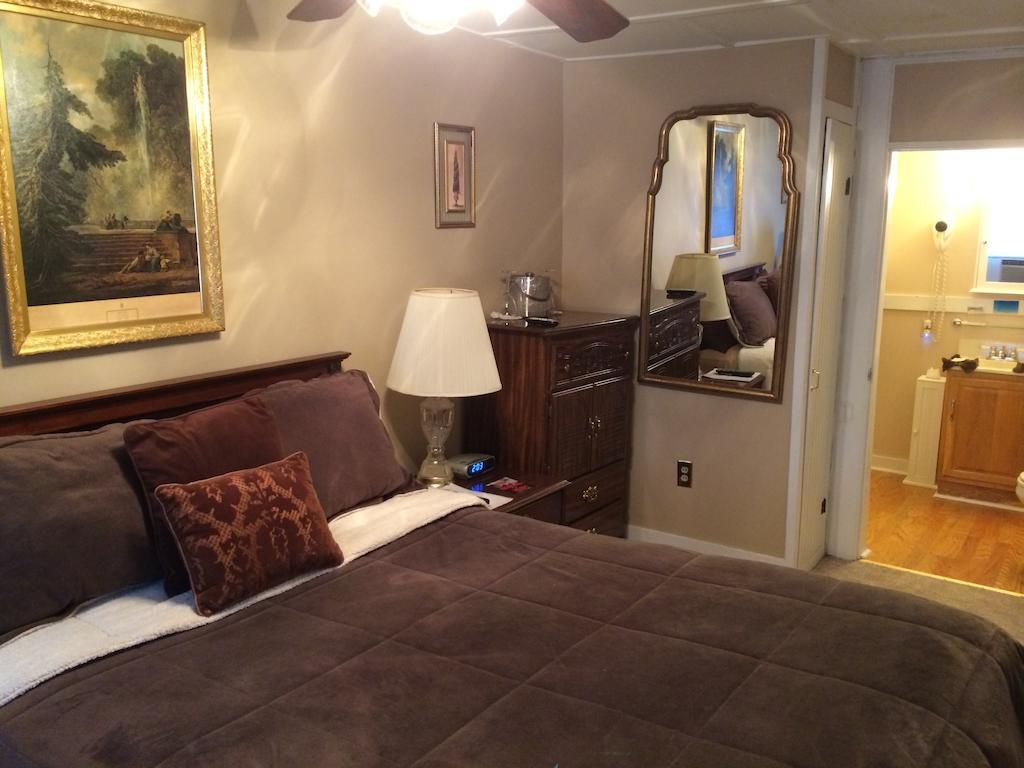The Tunnicliff Inn Cooperstown Room photo