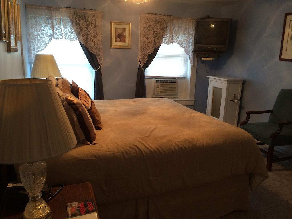 The Tunnicliff Inn Cooperstown Room photo